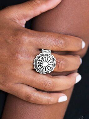 Paparazzi Jewelry Accessories - Daringly Daisy - White Ring - Vintage